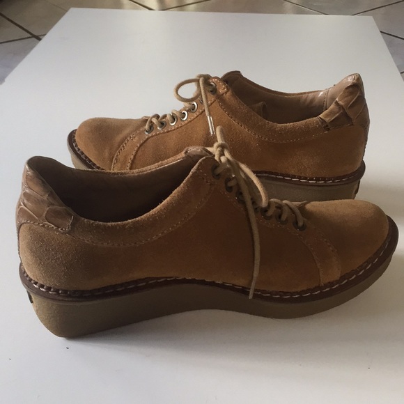 B . Makowsky Sneakers - Picture 2 of 7